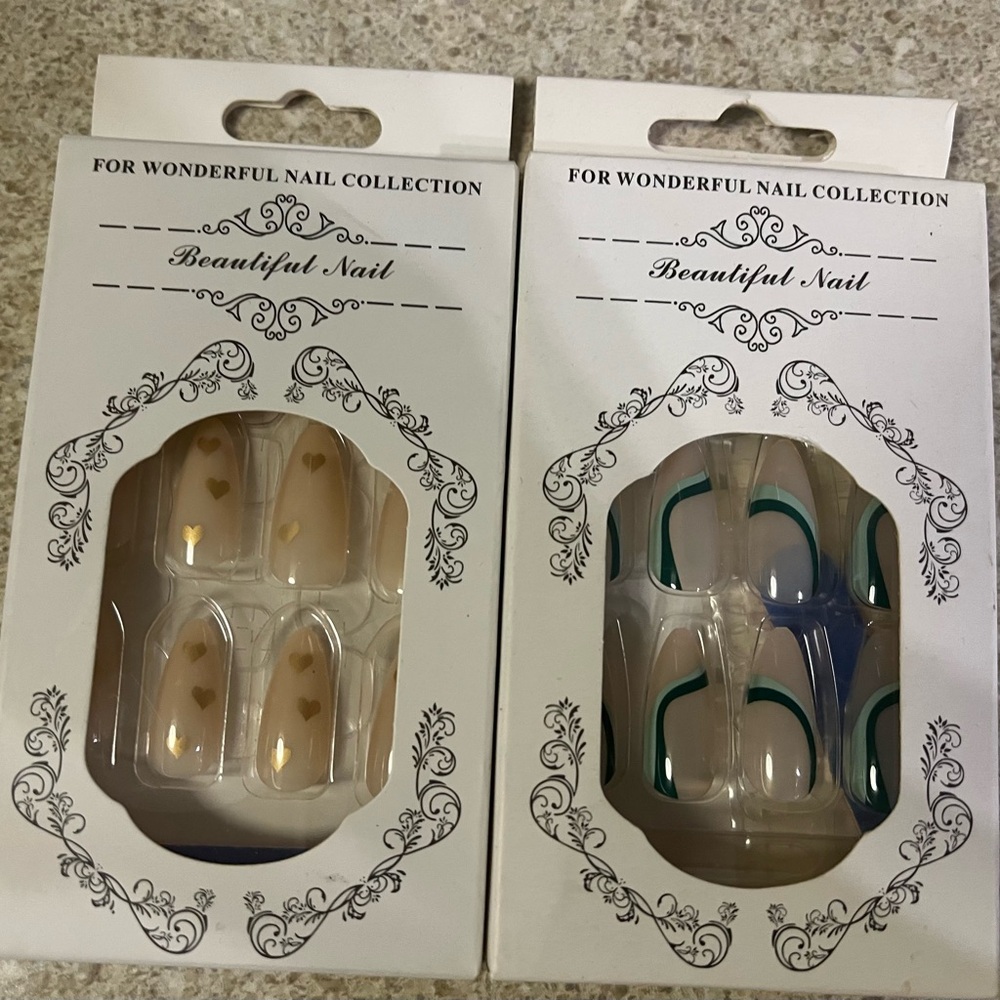Set of 7 differentnt nails!